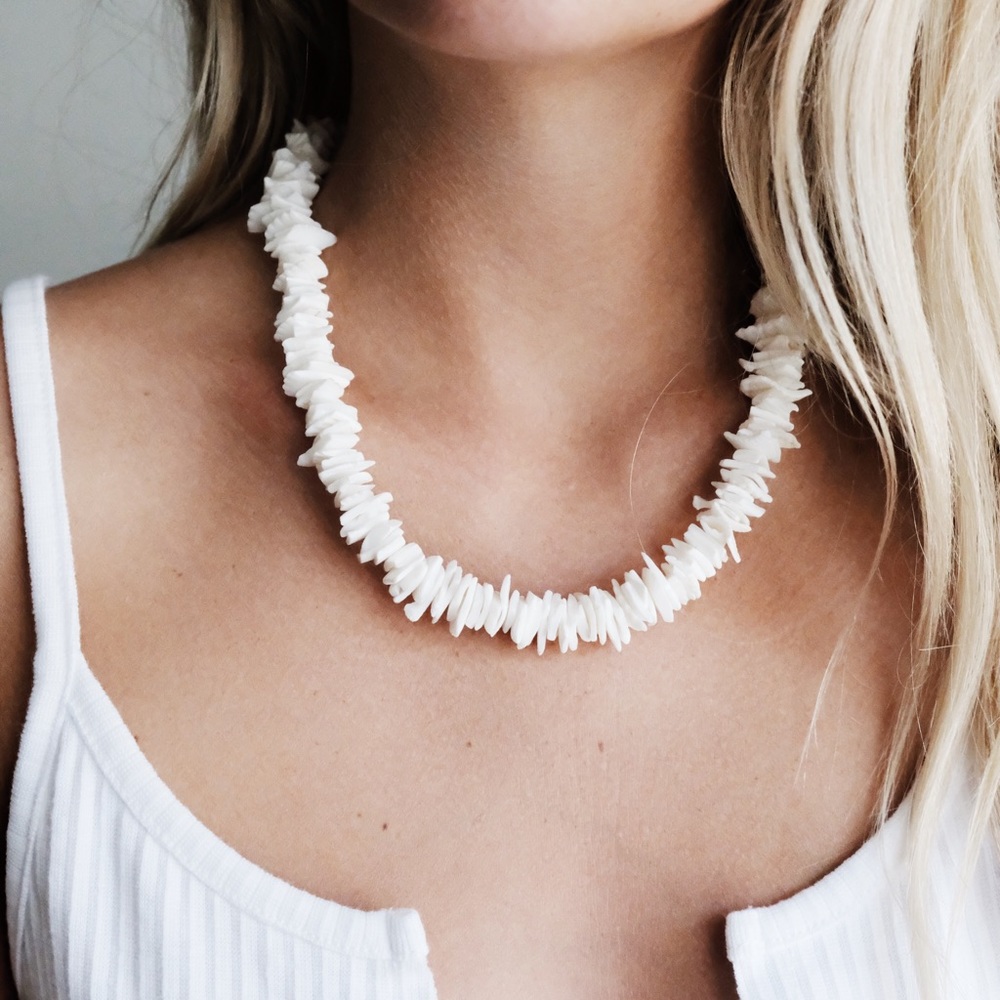 “Gigi” Chunky Shell Necklace - Picture 3 of 3
